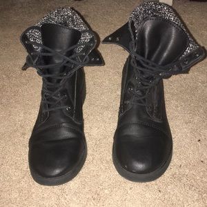 Low ankle boots